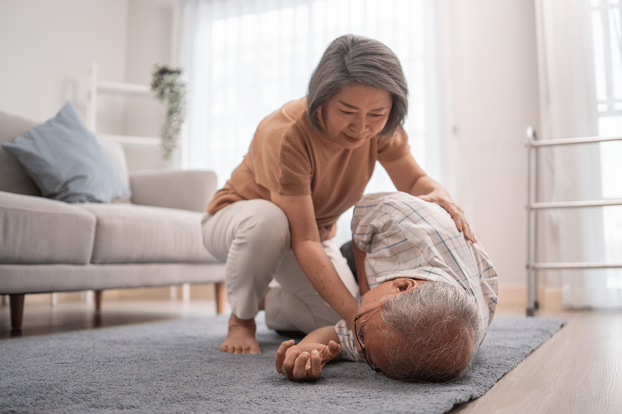 Family caregiver supporting an elderly loved one while learning how hospice care helps during emergencies